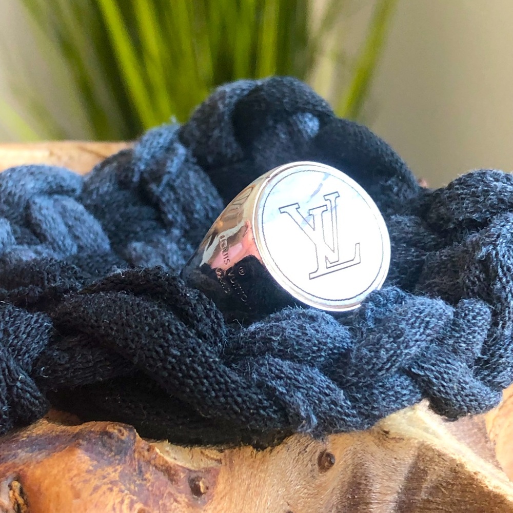 ⭐️ Louis Vuitton Horn Signet Ring size 8.5 - Picture 6 of 8